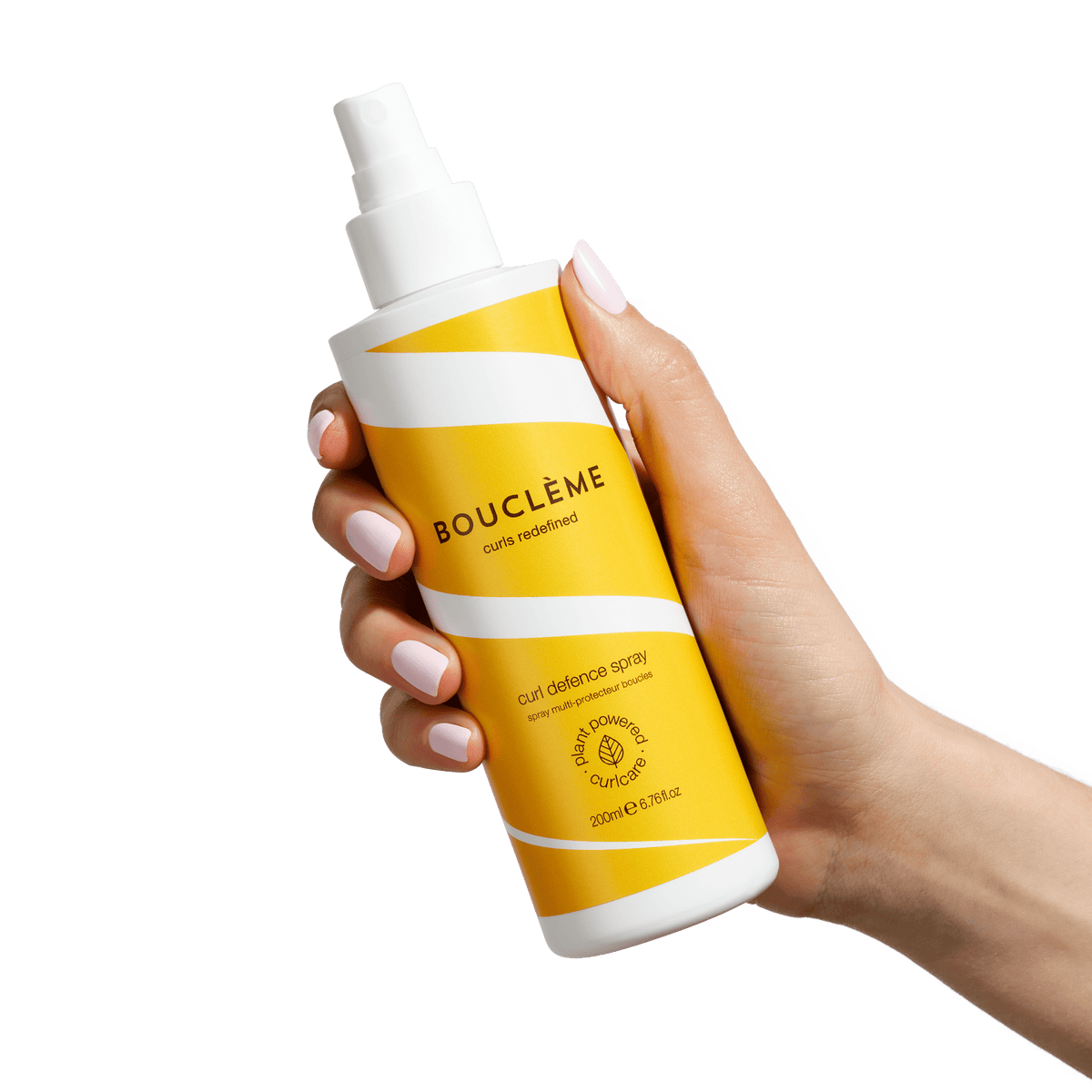 Bouclème Curl Defence Spray wordt op krullen aangebracht
