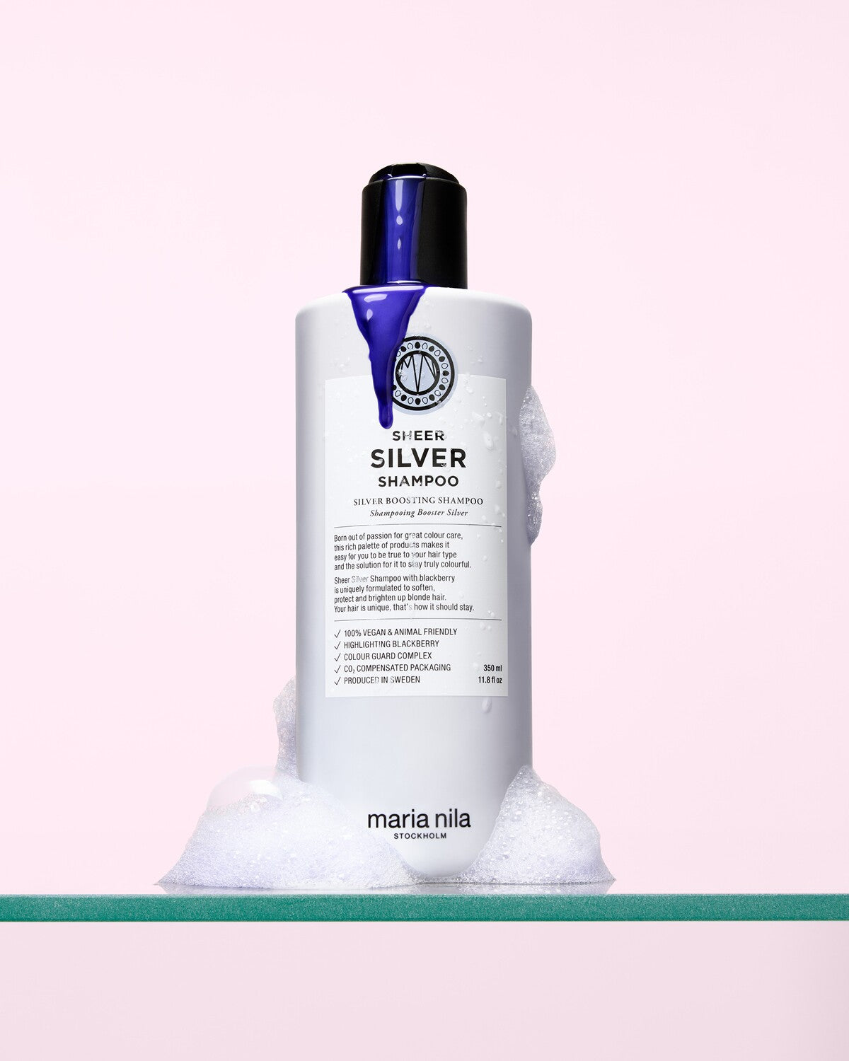 Maria Nila Sheer Silver Shampoo 350 ml geopende fles met paarse textuur