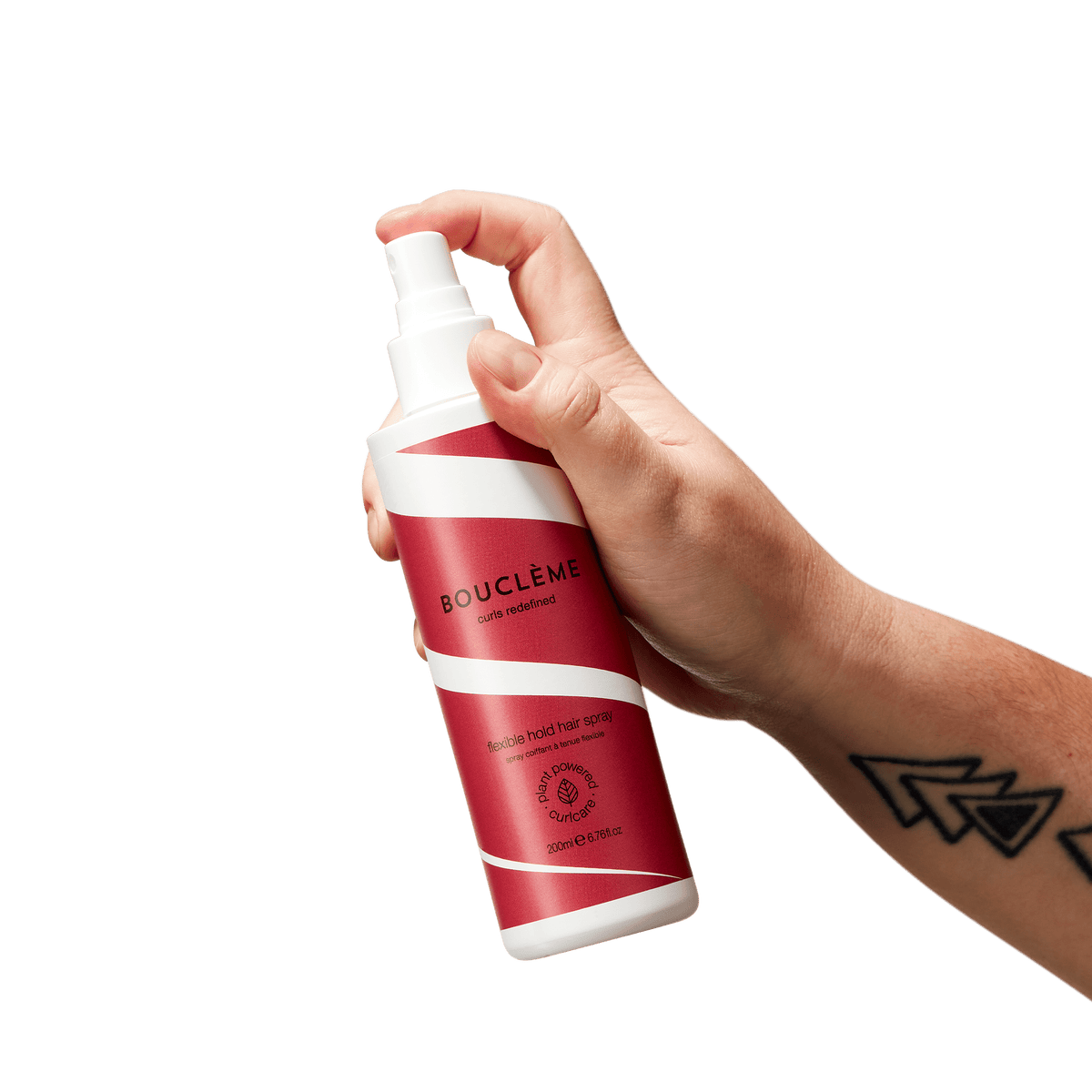 Bouclème Flexible Hold Hair Spray wordt op krullen gespoten